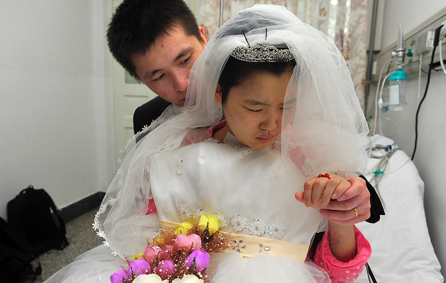 2014年新疆女孩瘫痪失忆，醒来只记得男友，男友不离不弃创造奇迹