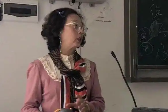 大学女老师每天衣饰不重样，打扮精致上课像走秀，获学生一致好评