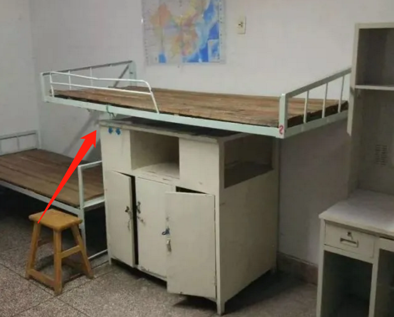 大学“最穷酸宿舍”排名，红砖房+空中吊床+24人间，学生看呆了