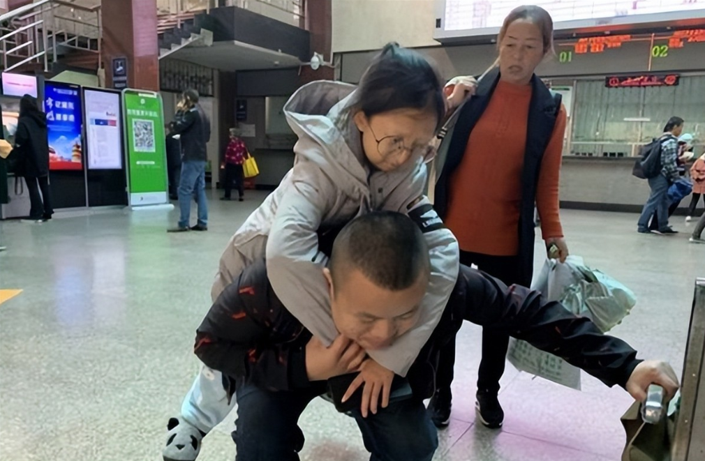 43斤女大学生，为救弟弟吃多年辣椒拌饭，去世前得知男友癌症病逝