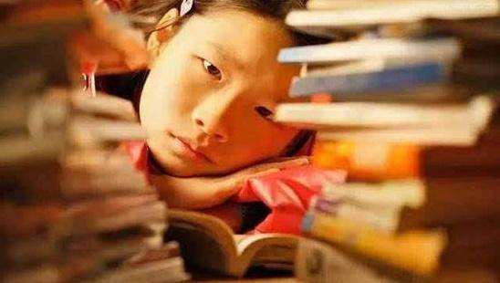 开学摸底考试，孩子害怕考不好，不愿意上学，怎么办？