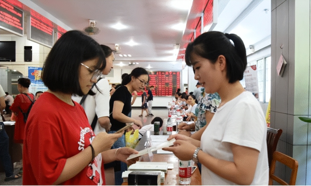 大学生就业5年各专业收入，榜首收入令人羡慕，医学专业仅排第8