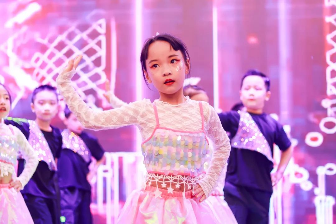 天府新区华阳实验小学举行“童星耀五月·艺术绽花开”群舞比赛