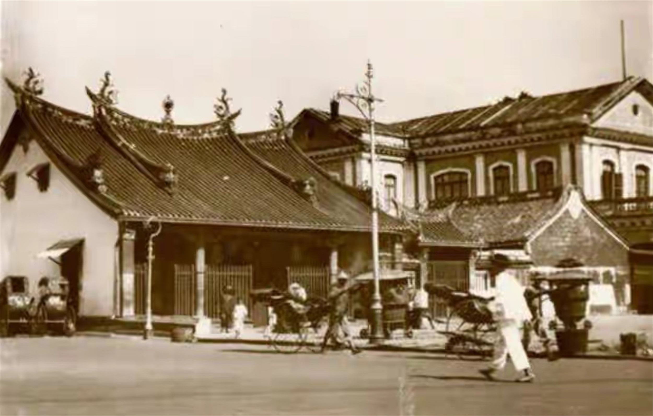 华裔富豪贪35亿，泡遍全球女星，被4国通缉，赃款150人清点了36天