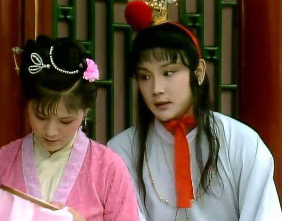 贾宝玉深爱林黛玉，却和袭人行云雨之事，还和碧痕一起洗澡