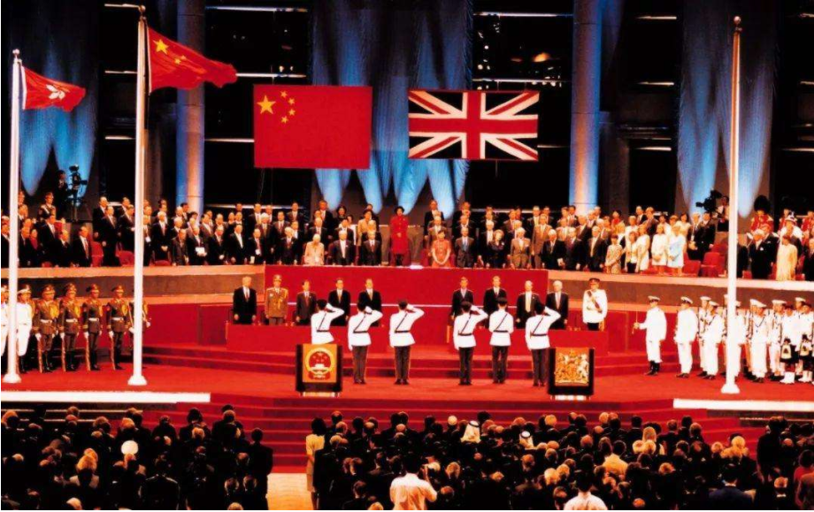 毛主席会见英国贵宾，提到香港问题，指着邓小平：那时是他们的事