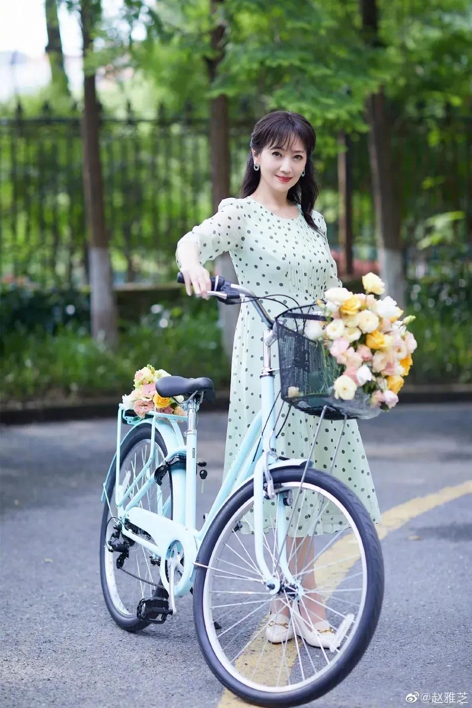 68岁赵雅芝手持鲜花美若天仙！不老女神太惊艳了