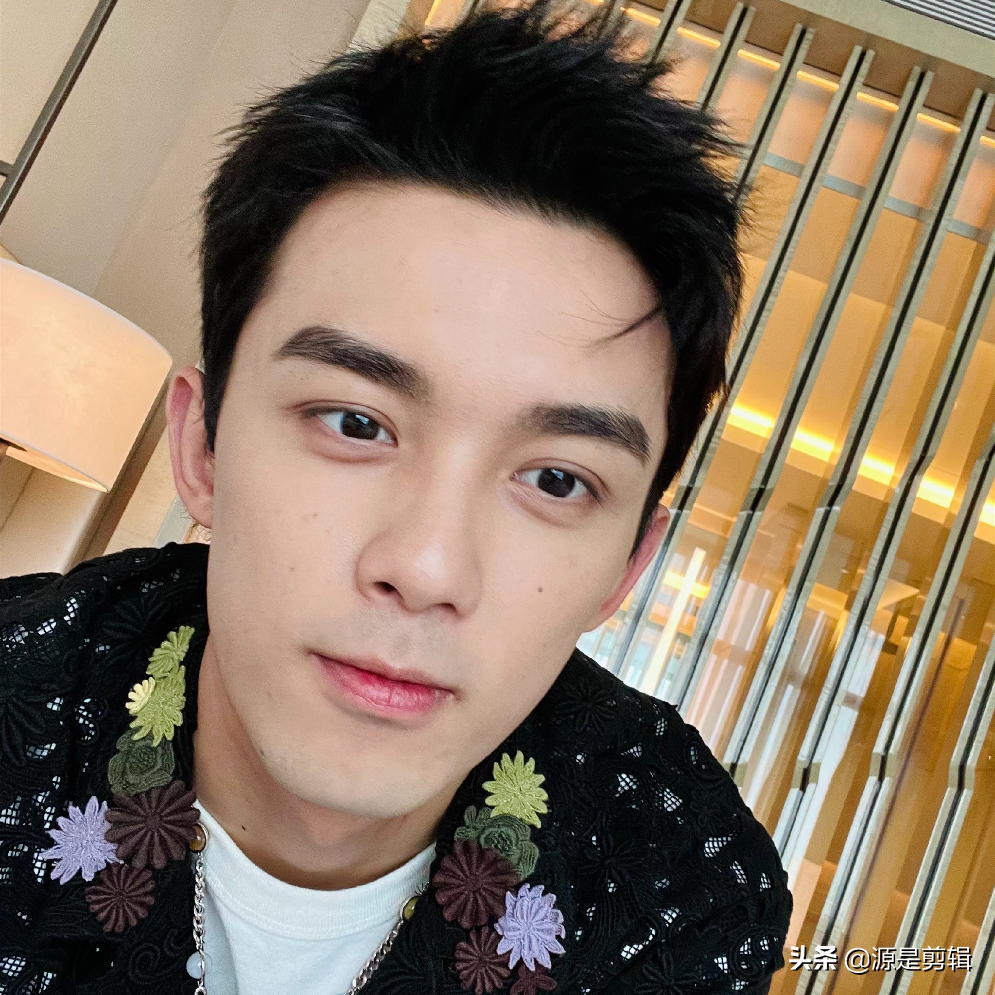 吴磊帅气玩自拍美照