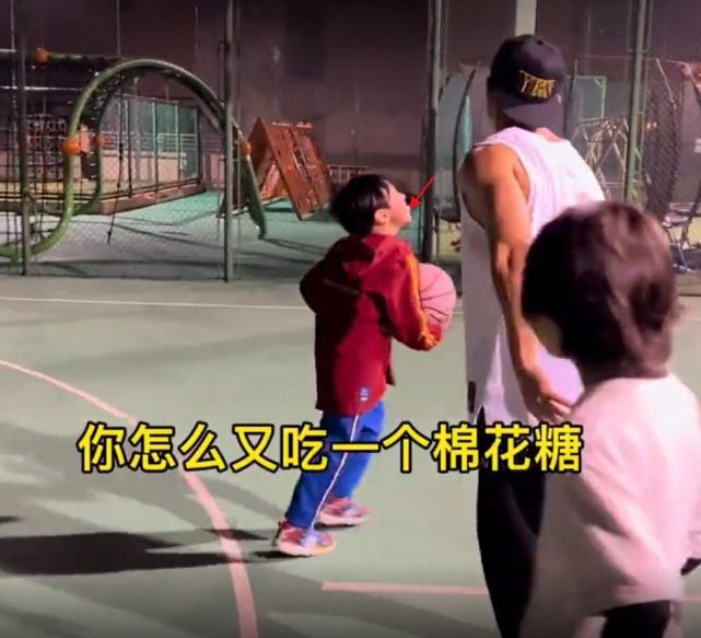 吴尊刘畊宏带娃打球，NeiNei耍赖撒娇，Max吃糖补充体力好欢乐
