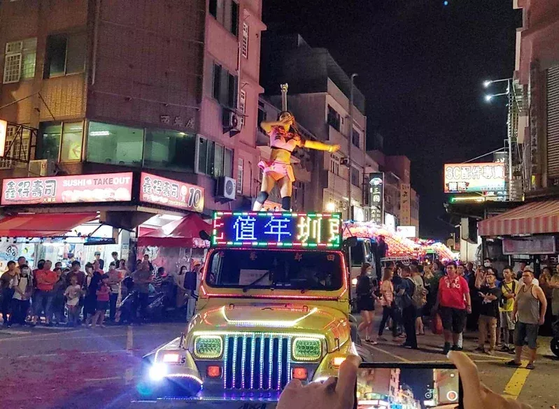 魔幻台湾:在妈祖庙前看钢管舞,在送葬队里看比基尼