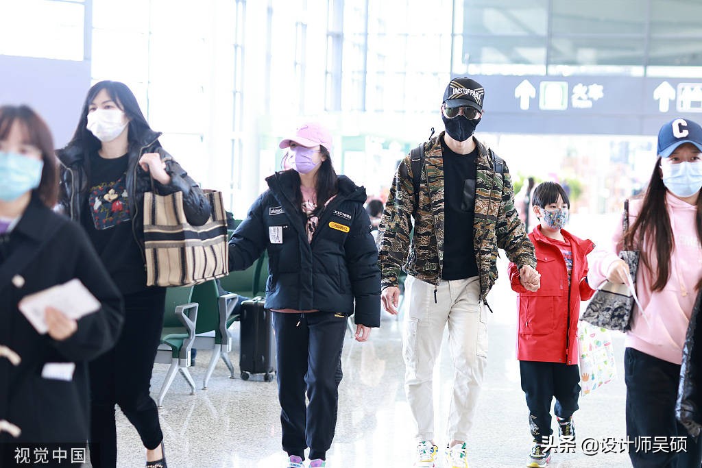 吴尊一家四口现身机场 女儿neinei不惧镜头打招呼