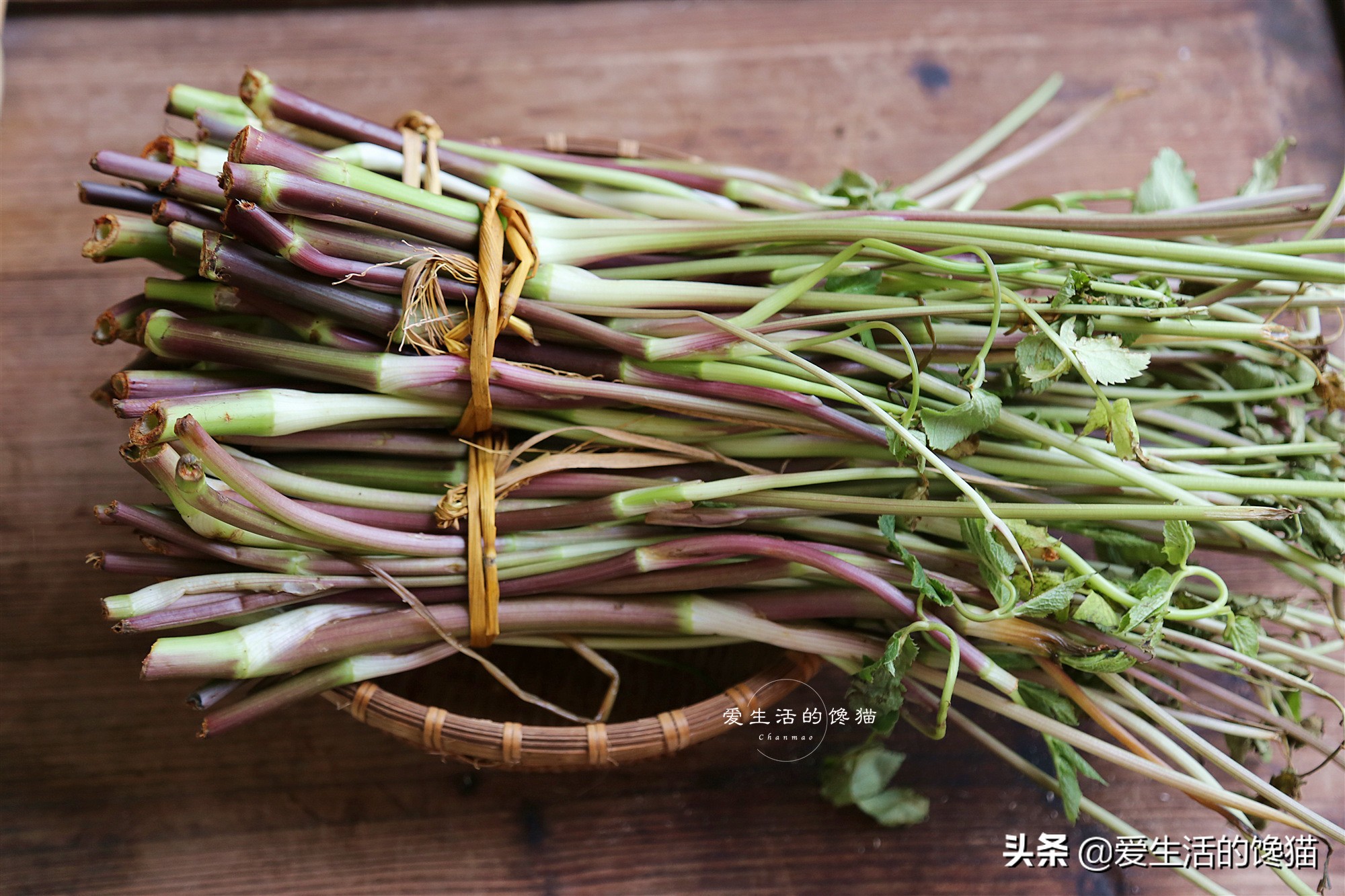 芹菜炒腊肉的做法（手把手教你做鲜嫩爽口的炒腊肉）