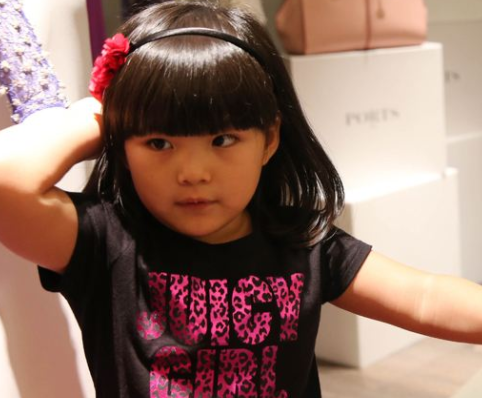 小学生在家上网课，却因坐姿“不雅”，被网友吐槽是总裁上班