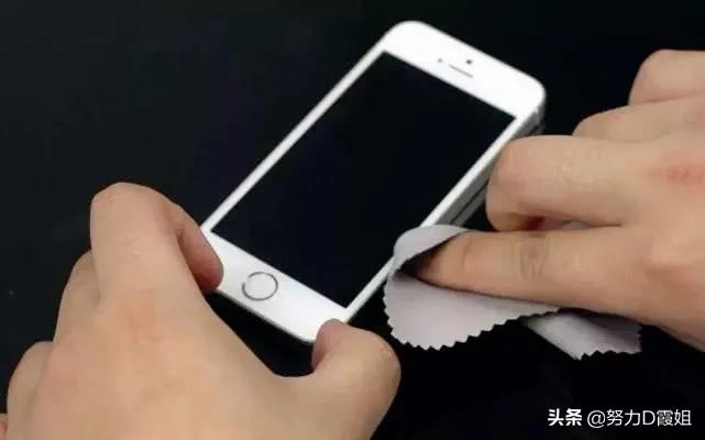 手機屏幕臟了再不要用水擦，教你4招讓你的手機恢復如新