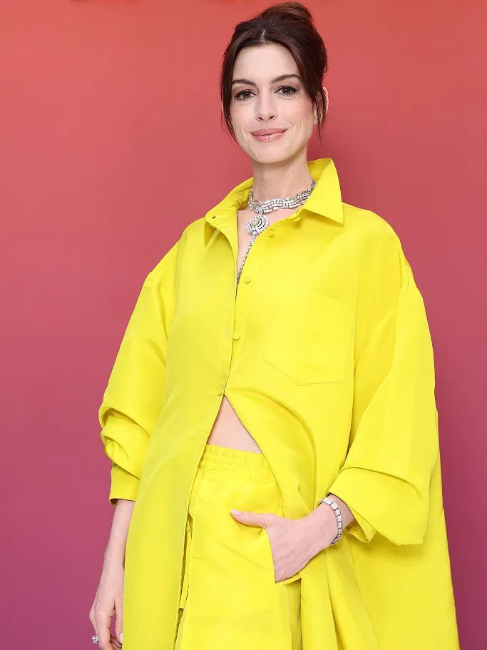 爱她公主般美丽的外貌，更爱她女王般强大的内核