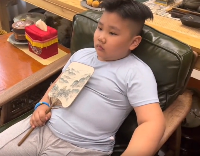 郭汾阳考查相声演员，挑剔张云雷基本功，被反问后骑玩具车逃跑