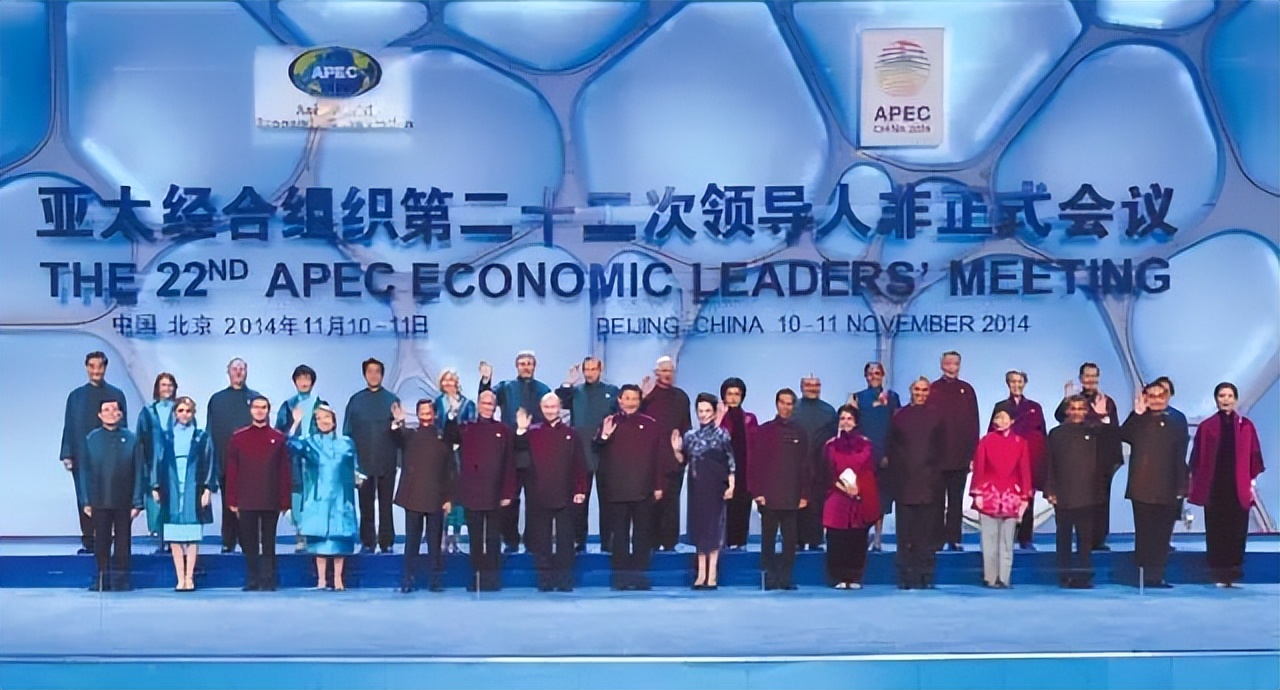 仙气十足！这些学位服有点不一样！网友：学位服一定得是西式的？如果来点中国风呢
