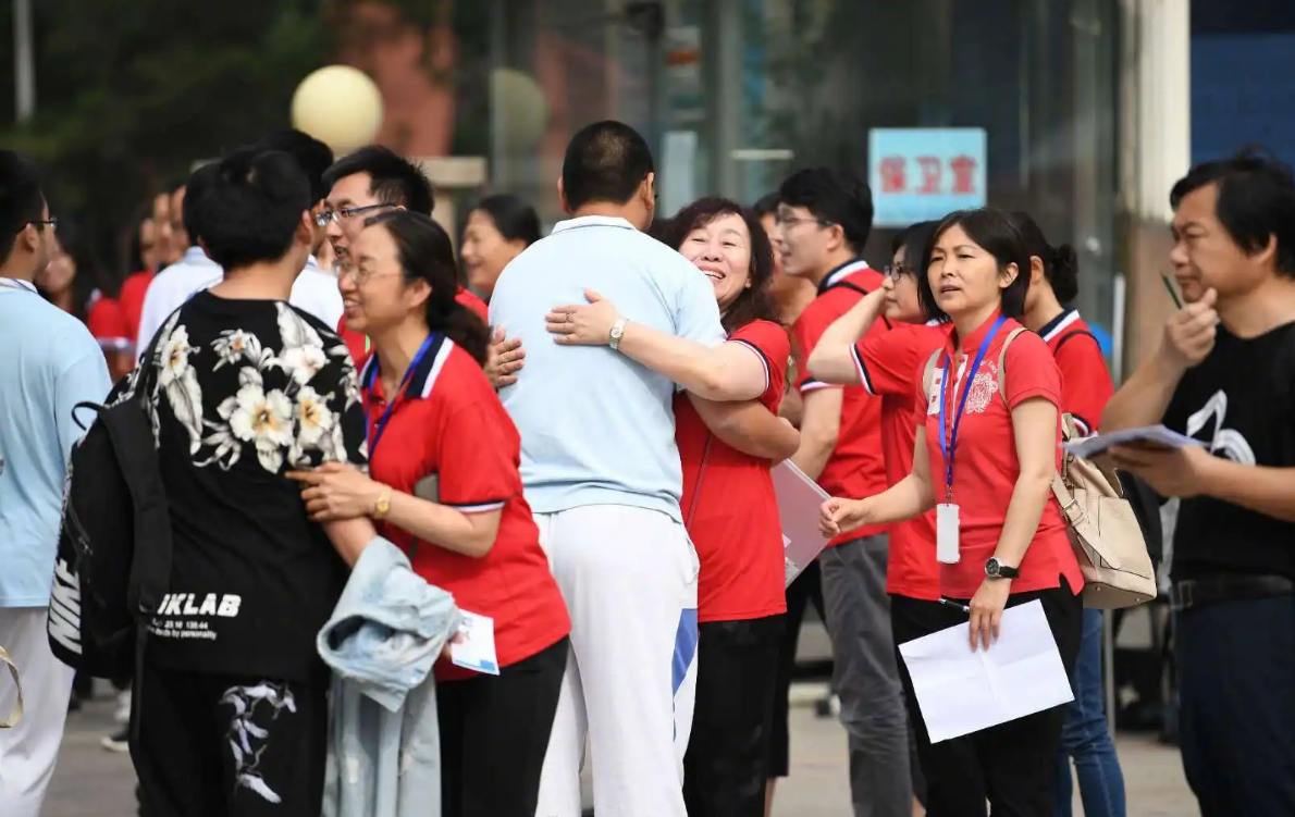 父母为孩子“高考”做过哪些事？穿旗袍并不稀奇，紫色裤衩更奇怪