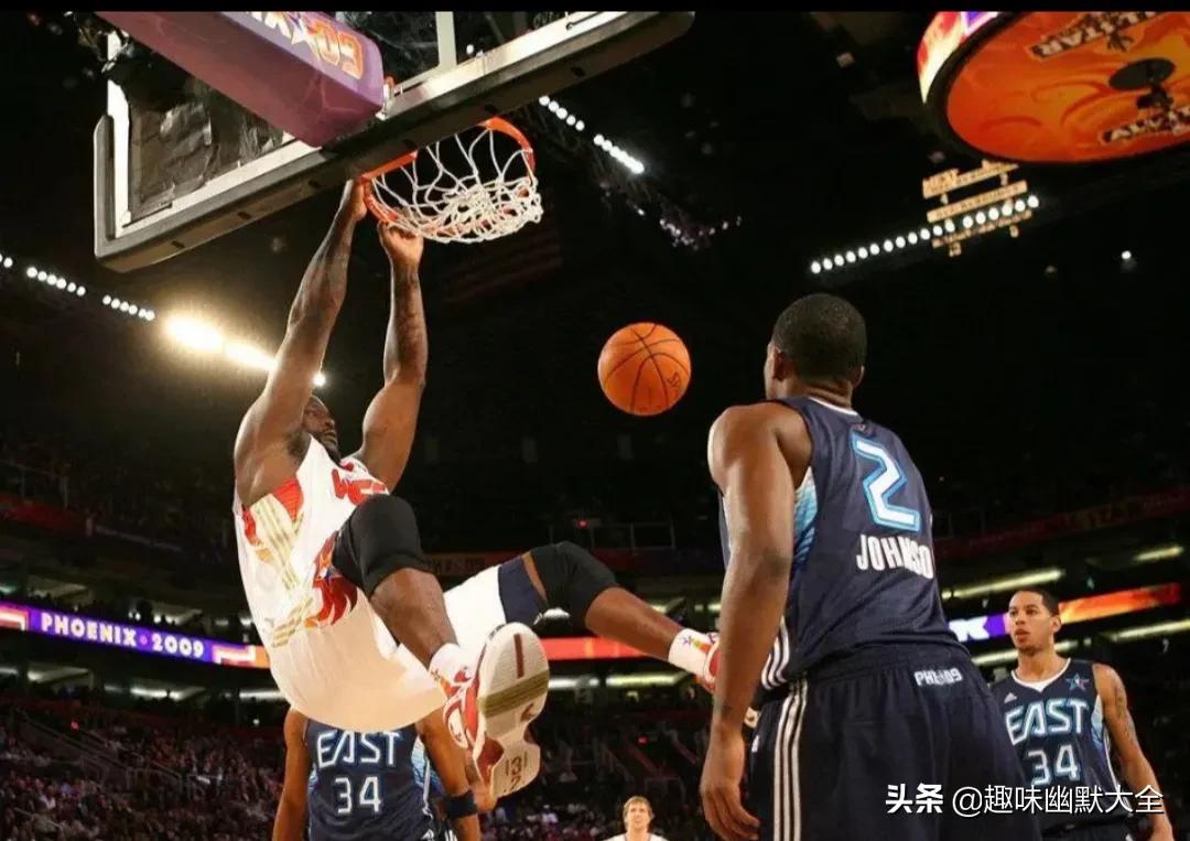 为什么nba不弹篮板(奥尼尔在比赛中扣碎篮板，比赛如何继续进行？来看看他扣碎了几次)