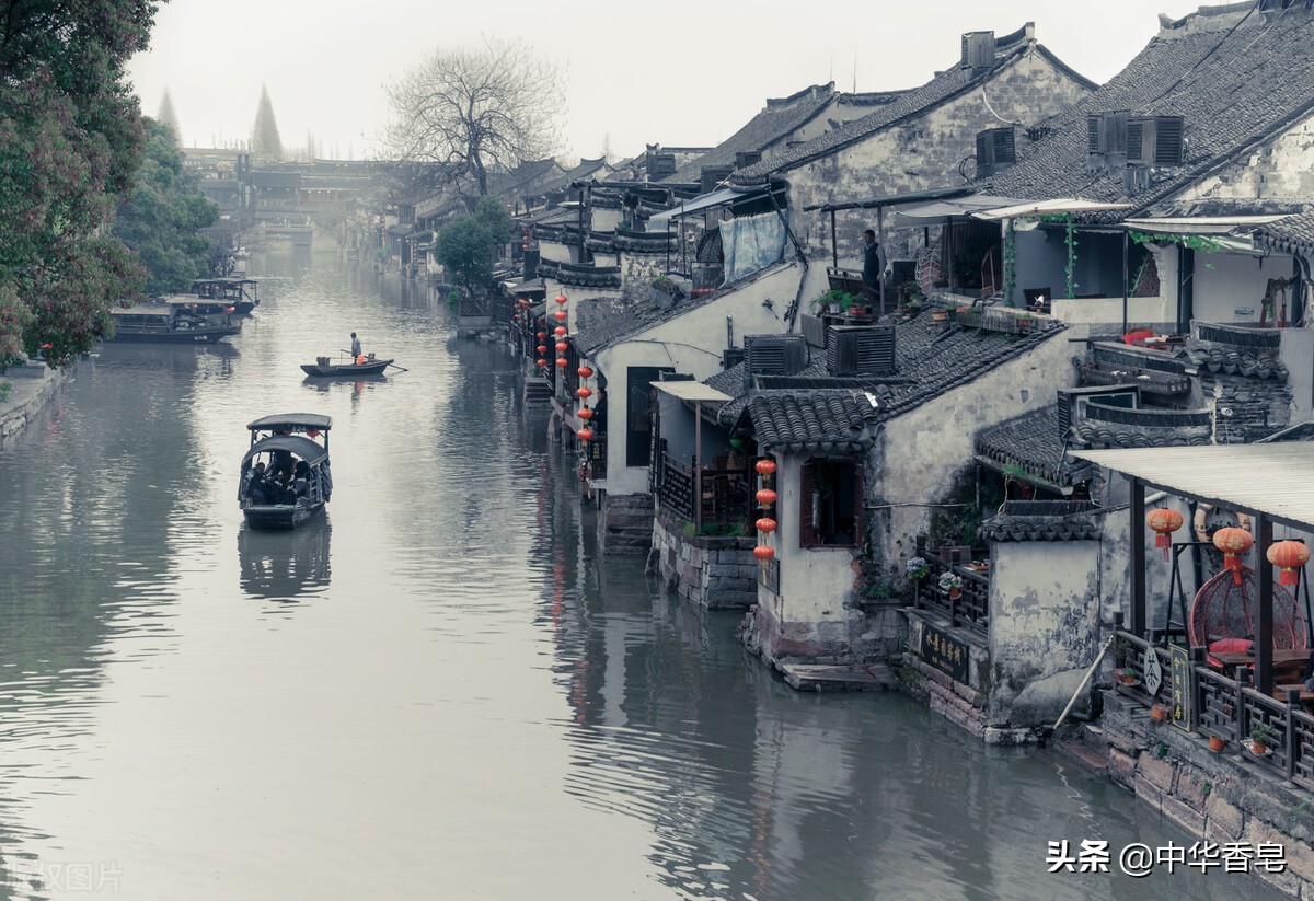 雨雾笼罩了整个水乡,极客黑泥皂清洁沐浴,隐隐约约着缥缈的美感