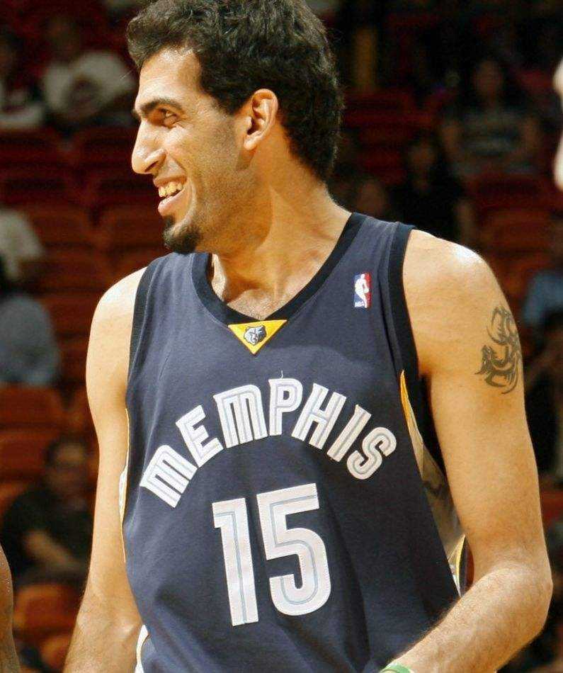 37岁哈达迪伊朗完婚,夫妻身高相差50公分!曾在nba期间家暴女友