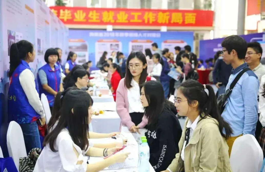 30人编制4000人竞争，今年千万大学生就业困难，毕业生何去何从？