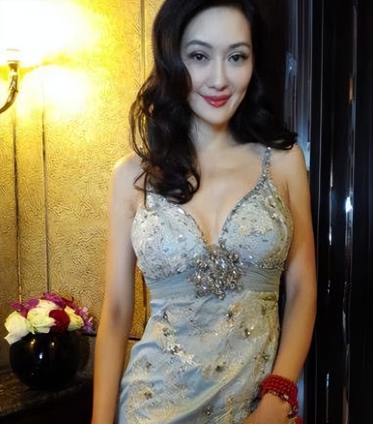 比刘晓庆还耐老的女星，曾遭老外骗财色致破产，今52岁风韵犹存