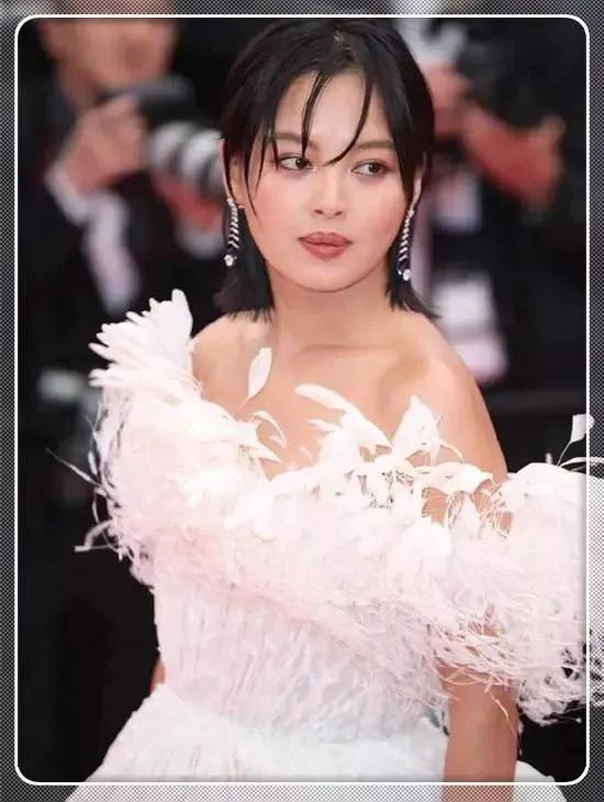 同穿羽毛裙比美：在关晓彤少女感的衬托下辛芷蕾高级感荡然无存