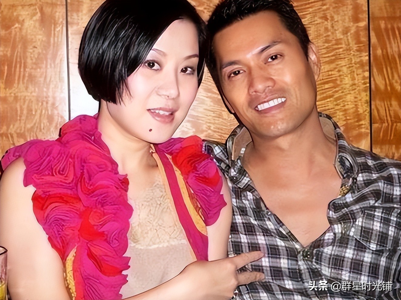 演员吕良伟：离过两次婚，欠债2000万时，三婚娶了一位贵州姑娘