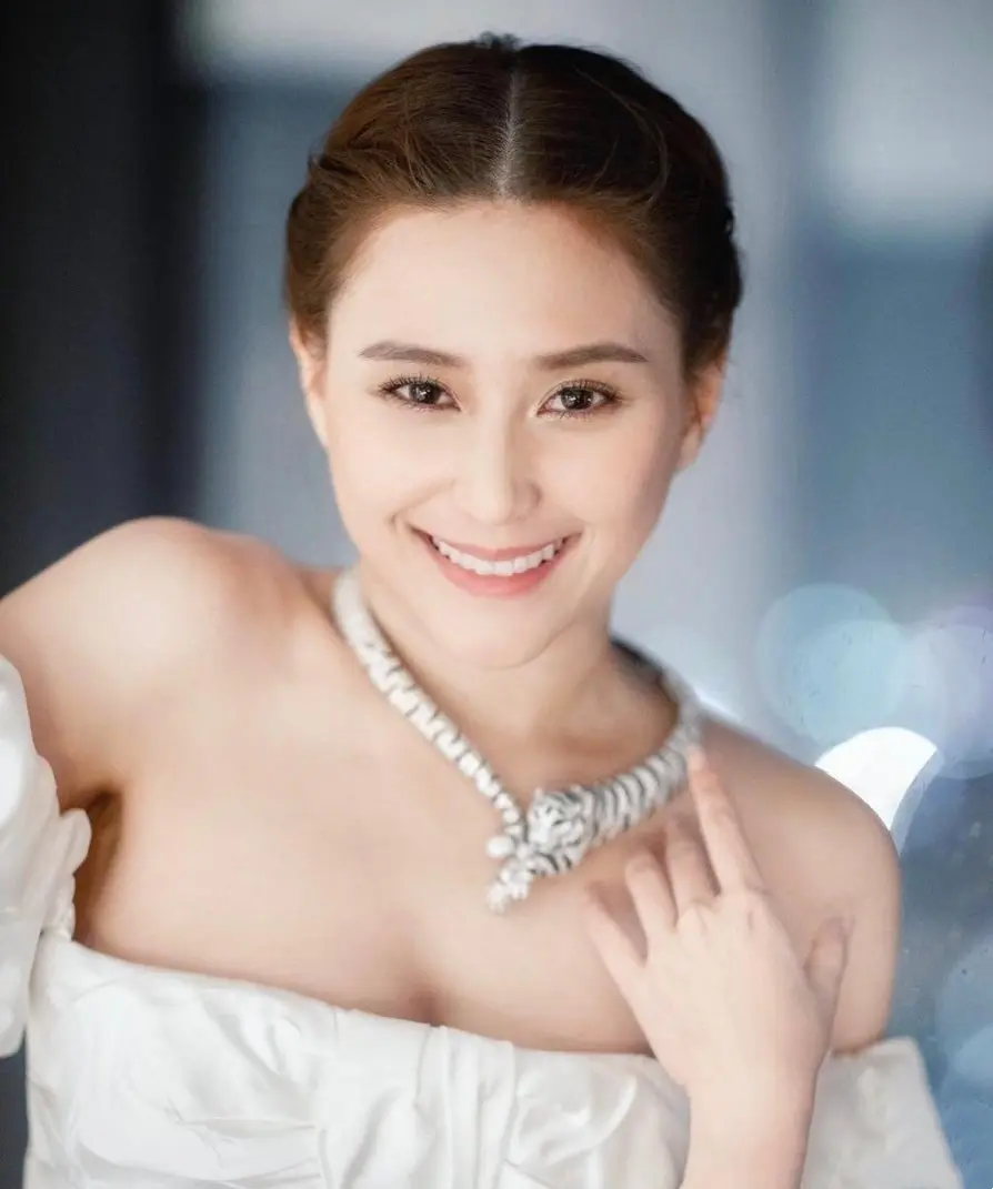 卡地亚美洲豹项链何鸿燊说送就送,然而没多久,这条项链又出现在何超莲