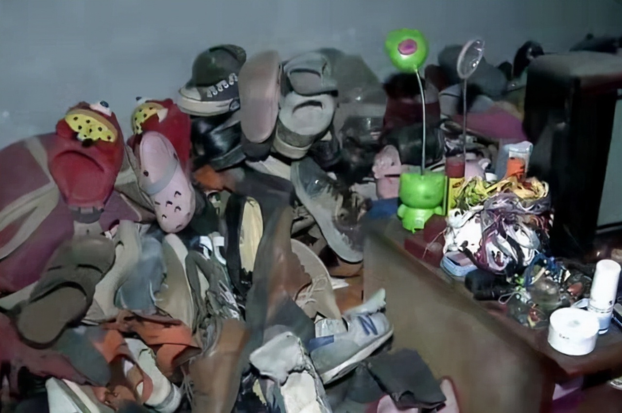 2021年女大学生失恋后发疯，殴打六旬母亲，执意嫁给50岁的流浪汉