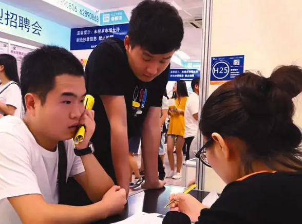 三个行业将进行整顿，一大批员工或要被迫下岗，毕业生择业要慎重