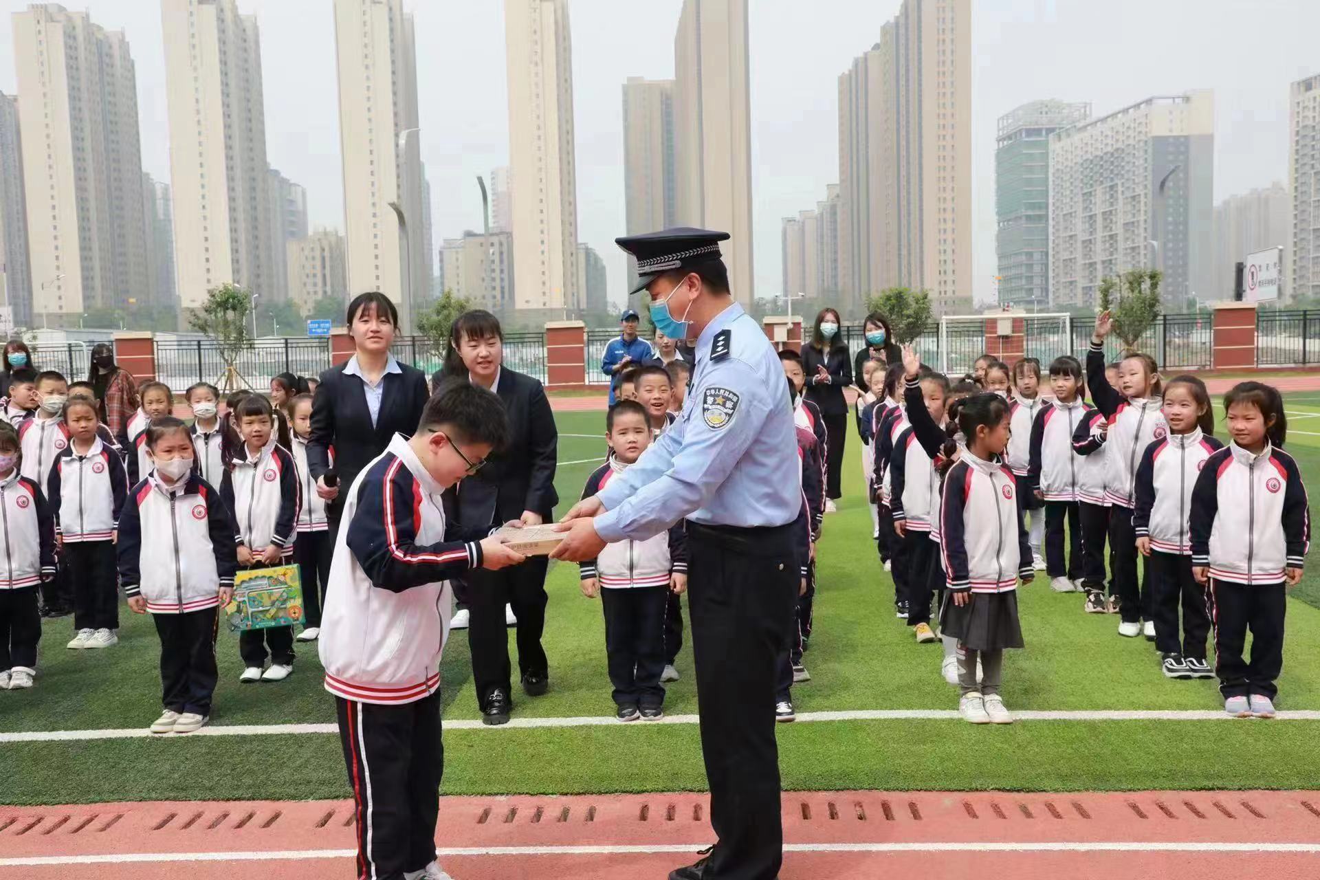 「铭记嘱托 忠诚担当」安全进校园，护航成长路——西安市公安局航天分局秦宇派出所走进航天六小