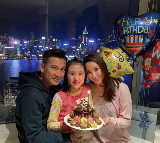 51岁郭可盈晒全家福庆生，与母亲温馨亲吻，熊黛林双胞胎女儿出镜