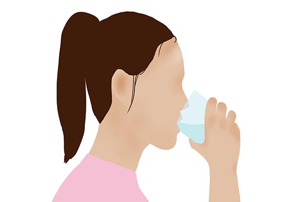 喝水没一会就想小便，和喝很多水也没尿意的人，哪一种更健康？