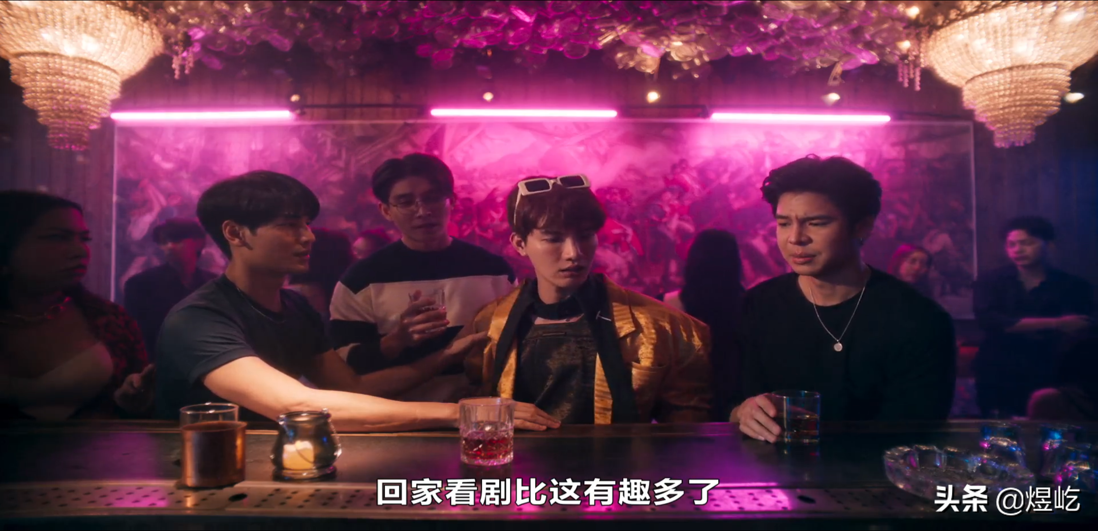 《黑帮少爷爱上我》霸道黑少×健硕保镖既然救了我，那就跟我吧
