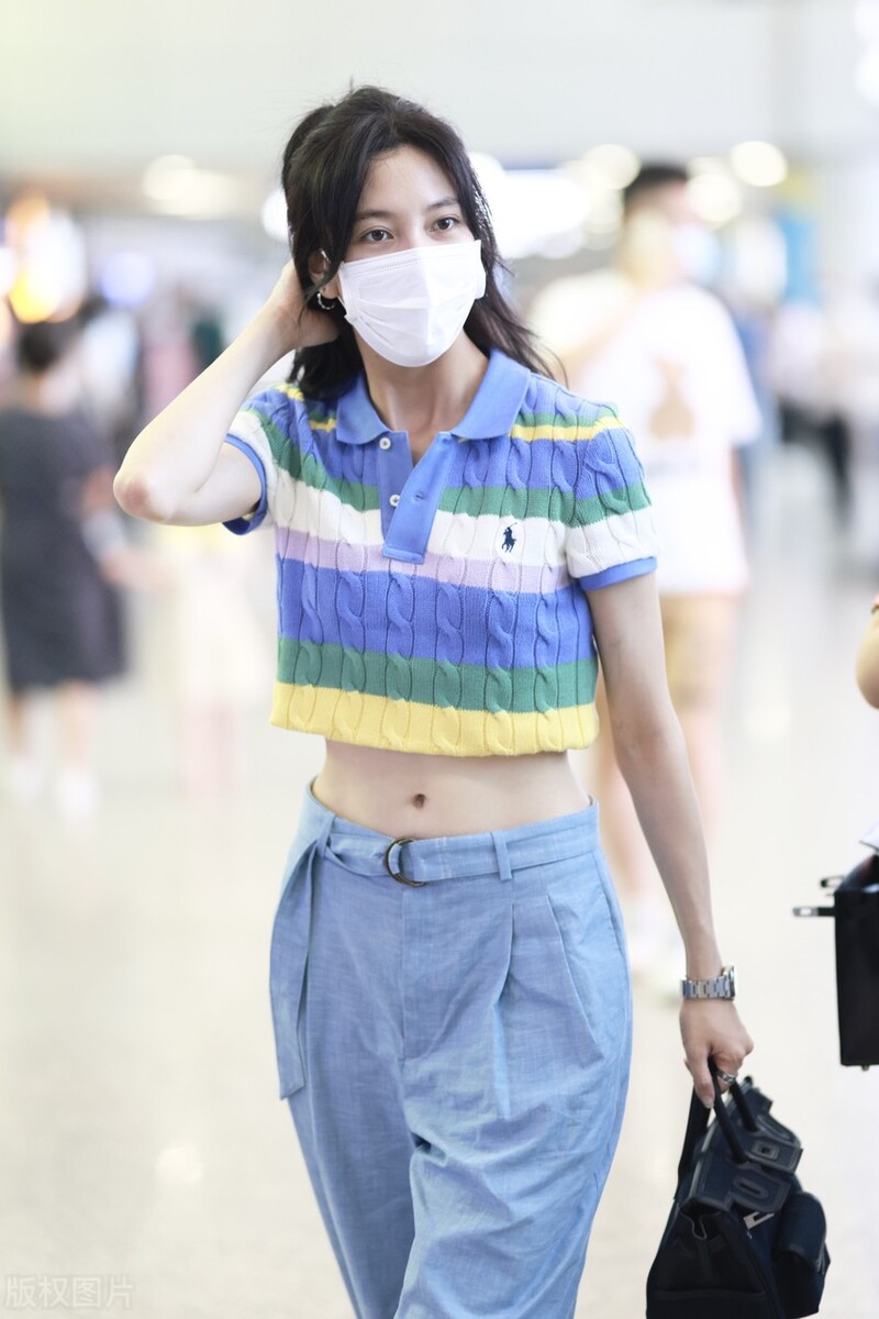 宋妍霏现身北京机场亭亭玉立