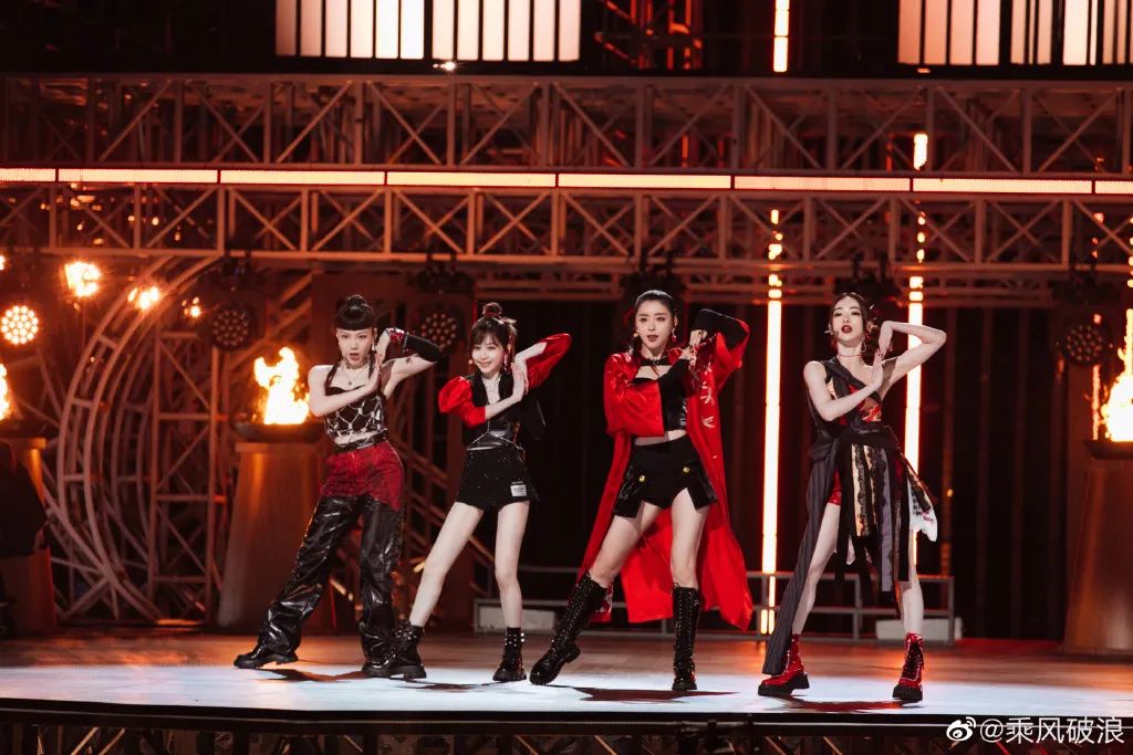 《乘风破浪》太卷了：蔡卓妍11厘米内增高，王心凌马丁靴1万4