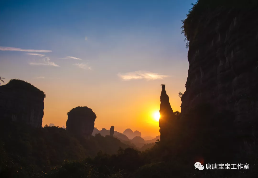 这是最美的夜景，泛着银光的塔顶挂着圆月，山海相连日月同辉