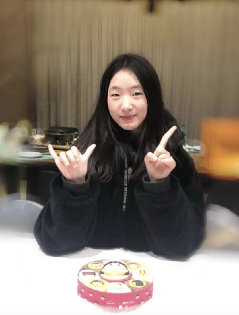 小s晒合影为16岁长女庆生，并自曝16岁时已谈过多次恋爱很得意