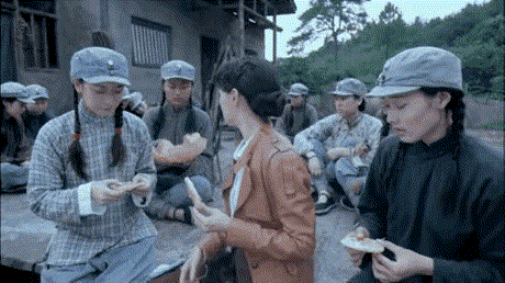 抗日剧变矫情？涂发胶抹口红，白面烧饼还嫌弃，对得起以前战士吗