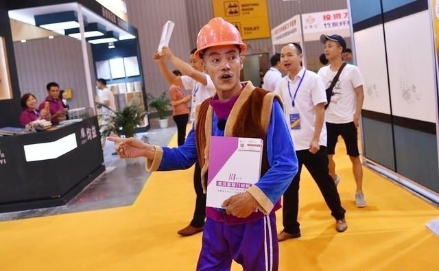 四川一老农因长得像光头强走红，开豪车拥娇妻，现在靠跑摩的为生