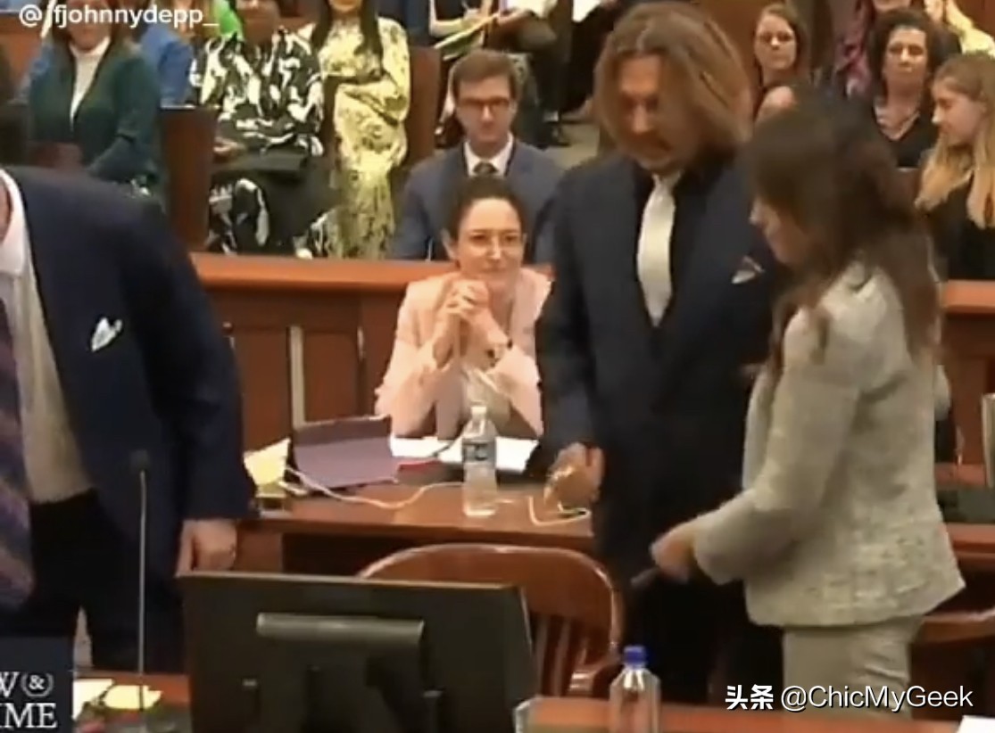 德普爆新恋情？和美女律师法庭咬耳朵暧昧对视，疯传燃爱火