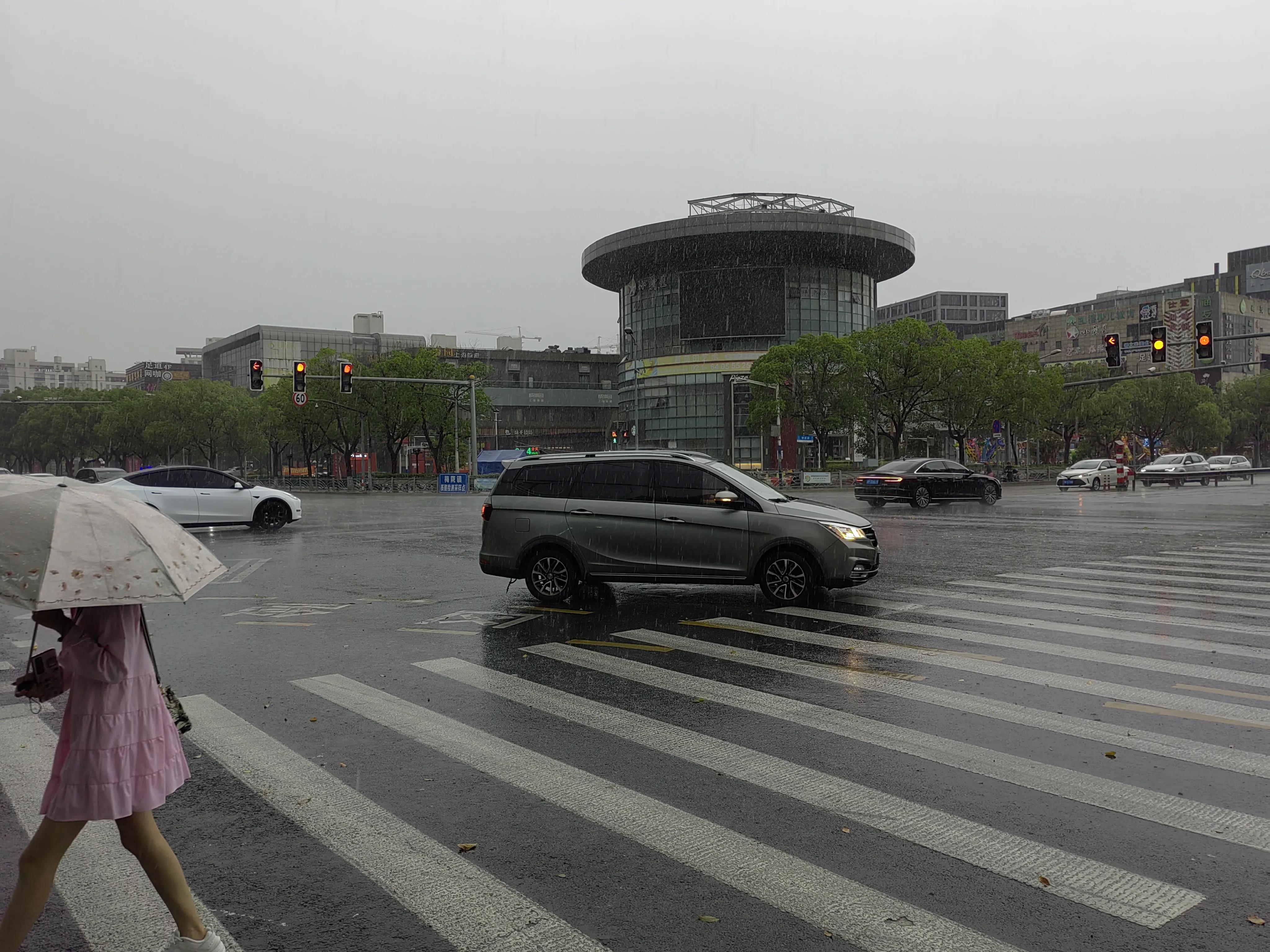 暴雨突袭上海堪比台风过境