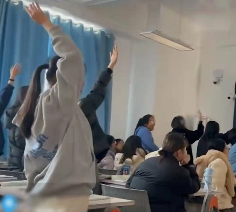 期末的大学课堂上，学生们积极举手“抢学分”，网友直呼太真实