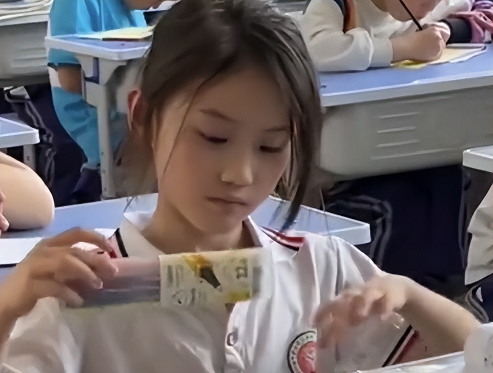 美女学生诱惑图片(河南一小学女生火了) - 赤虎壹号