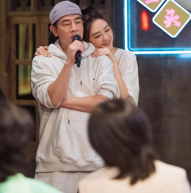 应采儿一家过年逛街，Jasper长高不少，陈小春发现被拍不生气