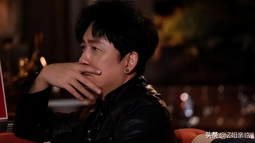 表面是星二代，实际是可怜人，有亲爹像没有，最长38年没见过爸爸