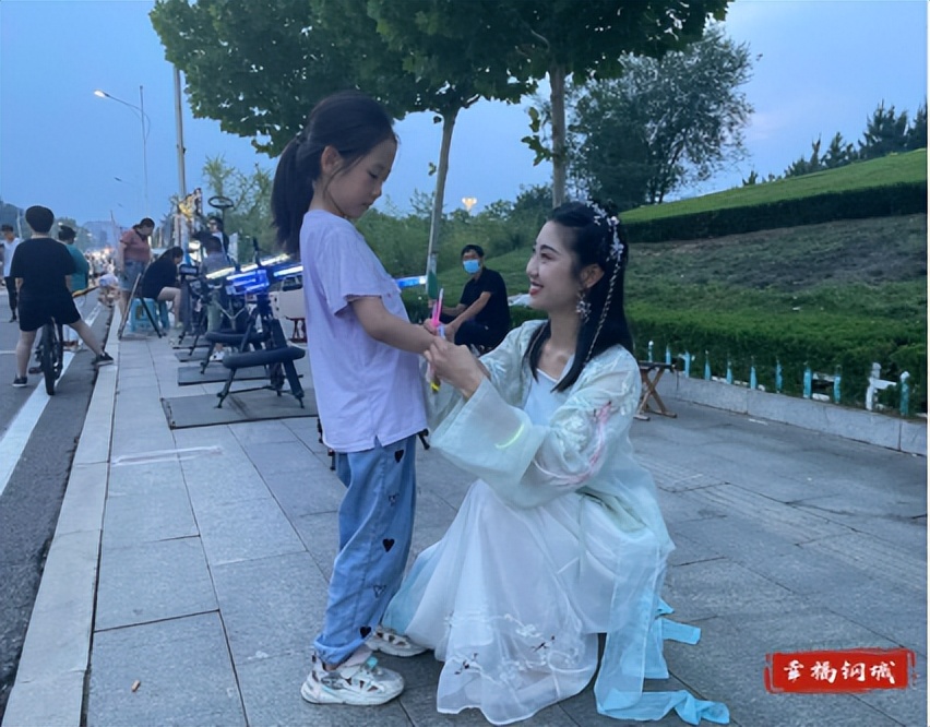 美翻了！南湖夜市内汉服巡游，与你共赏华裳之美~