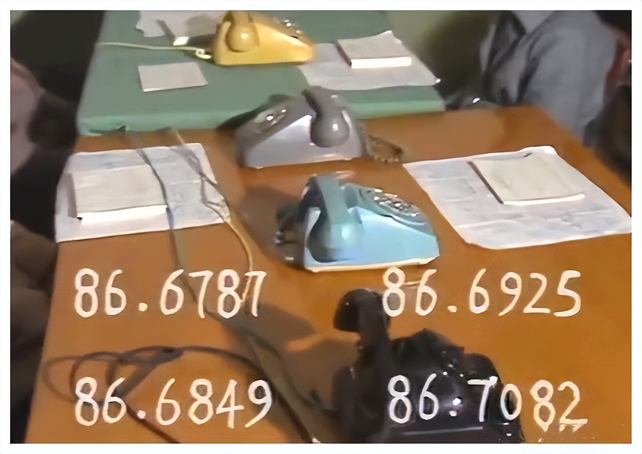 主持人抢话、演员笑场，这8届央视春晚的失误，堪称“灾难现场”